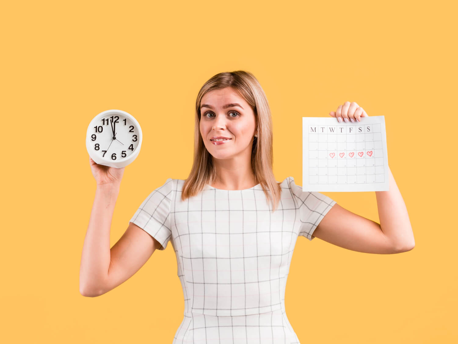 Mulher segura relógio e calendário com marcações, ilustrando como contar o prazo de dez dias para pagamento da rescisão trabalhista.
